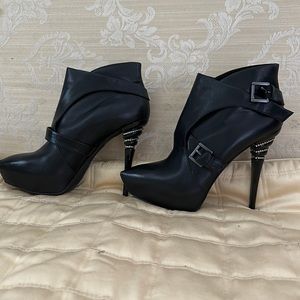 Marciano black leather shoes with details design on the heels with crystals